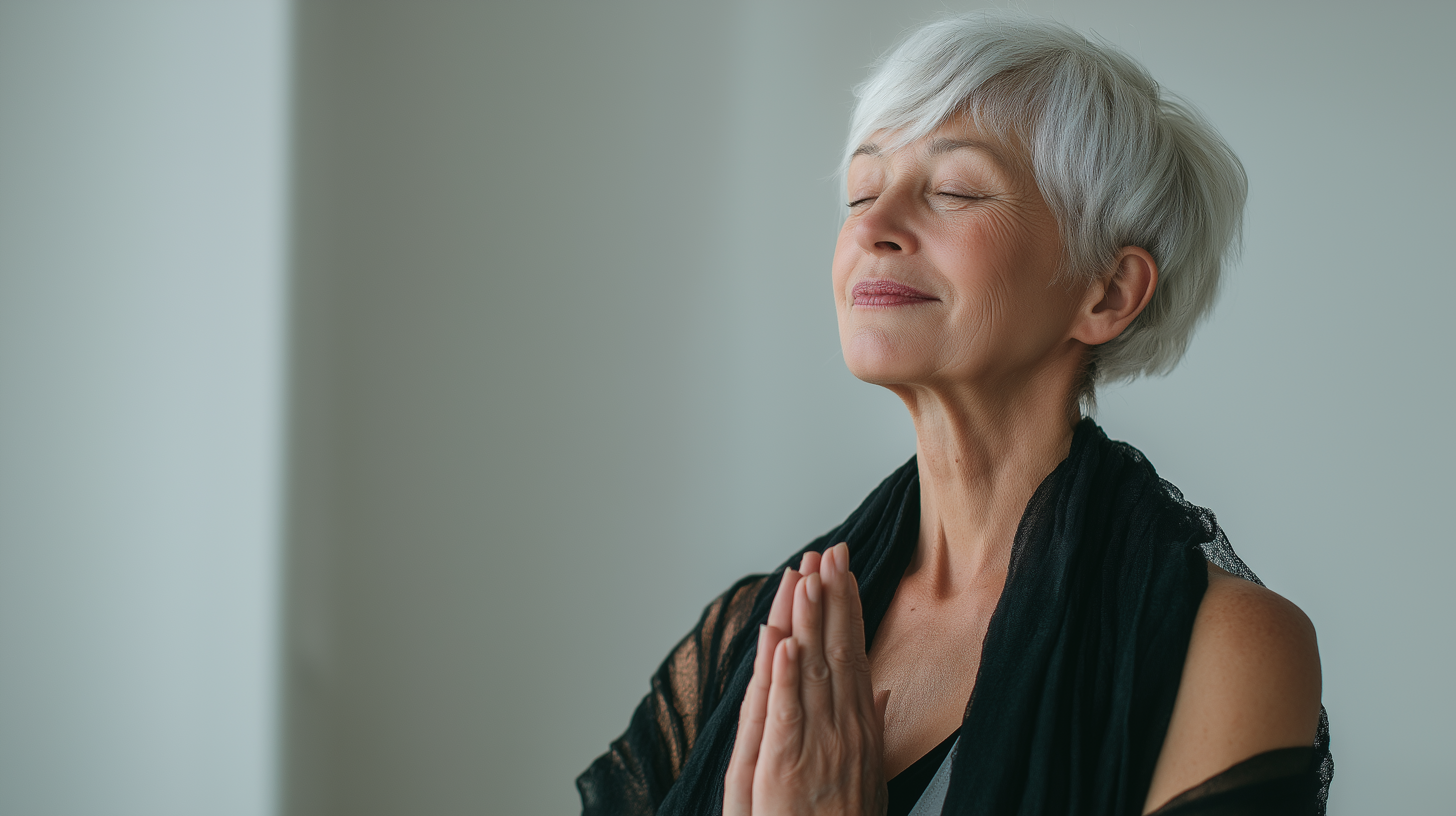 Щаслива літня жінка під час занять